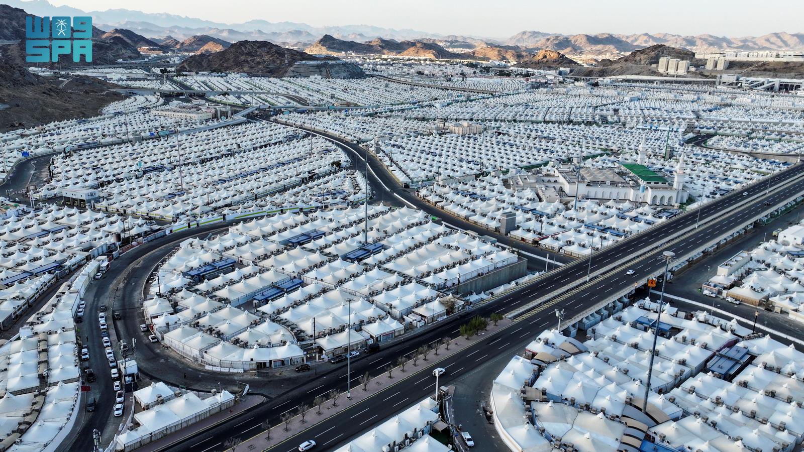 Vue aérienne de la ville de tentes de Mina pendant le Hajj.